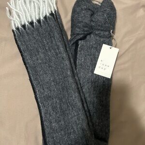 Women’s Gray Knit Scarf